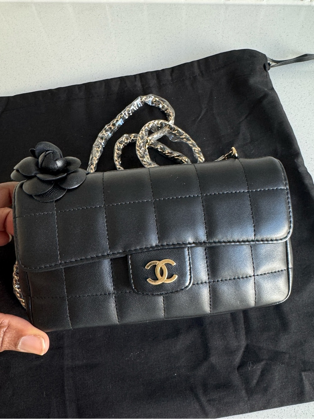❌ SOLD ❌
Authentic CHANEL Mini Chocolate Bar Camellia Chain (Lambskin)